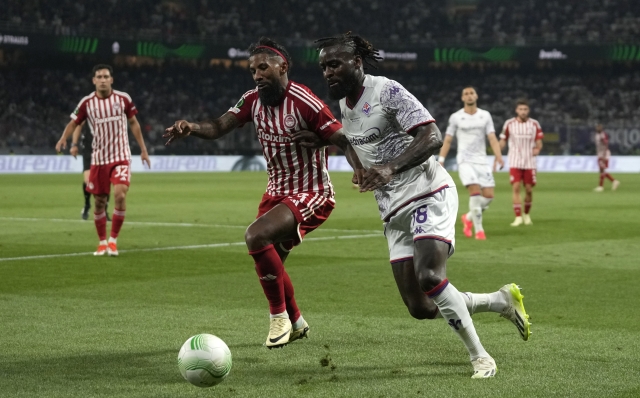 Olympiacos' Rodinei, left, fights for the ball with Fiorentina's M'Bala Nzola during the Conference League final soccer match between Olympiacos FC and ACF Fiorentina at OPAP Arena in Athens, Greece, Thursday, May 30, 2024. (AP Photo/Thanassis Stavrakis)