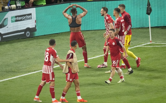 Olympiacos' Ayoub El Kaabi, centre, celebrates after scoring his side's opening goal during the Conference League final soccer match between Olympiacos FC and ACF Fiorentina at OPAP Arena in Athens, Greece, Thursday, May 30, 2024. (AP Photo/Petros Karadjias)