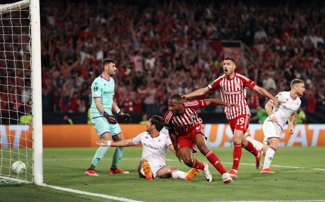 ATHENS, GREECE - MAY 29: Ayoub El Kaabi of Olympiacos scores his team's first goal past Pietro Terracciano of ACF Fiorentina during the UEFA Europa Conference League 2023/24 final match between Olympiacos FC and ACF Fiorentina at AEK Arena on May 29, 2024 in Athens, Greece. (Photo by Michael Steele/Getty Images)