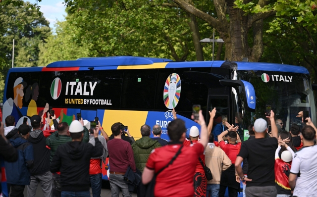 Albanian and Italian fans cheer as the Italian national team's bus arrives in the stadion prior the UEFA Euro 2024 Group B football match between Italy and Albania at the BVB Stadion in Dortmund, western Germany, on June 15, 2024. (Photo by OZAN KOSE / AFP)