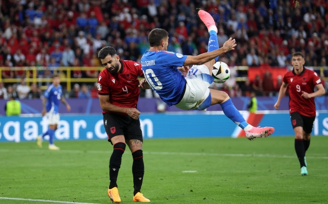 DORTMUND, GERMANY - JUNE 15: Lorenzo Pellegrini of Italy attempts a acrobatic shot during the UEFA EURO 2024 group stage match between Italy and Albania at Football Stadium Dortmund on June 15, 2024 in Dortmund, Germany. (Photo by Lars Baron/Getty Images)
