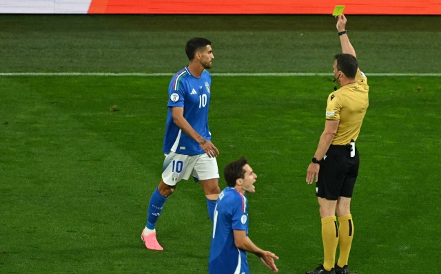 German referee Felix Zwayer gives a yellow card to Italy's midfielder #10 Lorenzo Pellegrini during the UEFA Euro 2024 Group B football match between Italy and Albania at the BVB Stadion in Dortmund on June 15, 2024. (Photo by OZAN KOSE / AFP)
