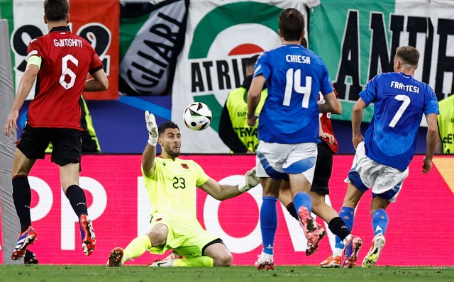 Italy's midfielder #07 Davide Frattesi challenges Albania's goalkeeper #23 Thomas Strakosha during the UEFA Euro 2024 Group B football match between Italy and Albania at the BVB Stadion in Dortmund on June 15, 2024. (Photo by KENZO TRIBOUILLARD / AFP)