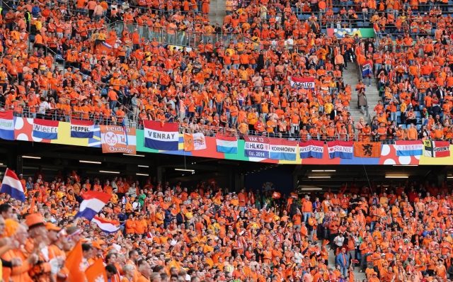 epa11415040 Dutch fans cheer prior to the UEFA EURO 2024 group D match between Poland and Netherlands, in Hamburg, Germany, 16 June 2024.  EPA/ABEDIN TAHERKENAREH