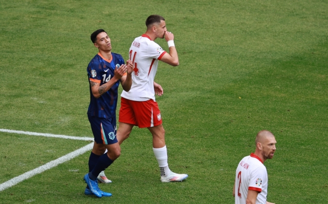 epa11415128 Tijjani Reijnders of the Netherlands (L) reacts after missing a opportunity to score during the UEFA EURO 2024 group D match between Poland and Netherlands, in Hamburg, Germany, 16 June 2024.  EPA/CLEMENS BILAN