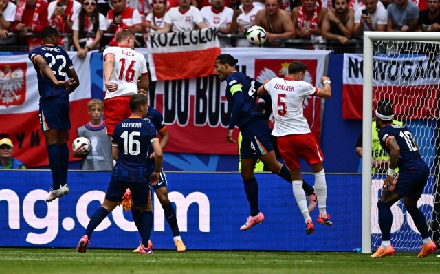 Poland's forward #16 Adam Buksa (2ndL) heads the ball to score his team's first goal during the UEFA Euro 2024 Group D football match between Poland and the Netherlands at the Volksparkstadion in Hamburg on June 16, 2024. (Photo by GABRIEL BOUYS / AFP)
