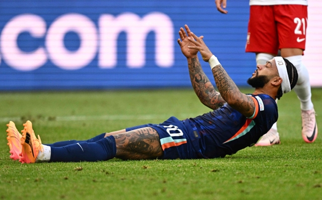 Netherlands' forward #10 Memphis Depay reacts during the UEFA Euro 2024 Group D football match between Poland and the Netherlands at the Volksparkstadion in Hamburg on June 16, 2024. (Photo by GABRIEL BOUYS / AFP)