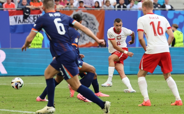 epa11415367 Jakub Moder of Poland takes a shot on goal during the UEFA EURO 2024 group D match between Poland and Netherlands, in Hamburg, Germany, 16 June 2024.  EPA/ABEDIN TAHERKENAREH