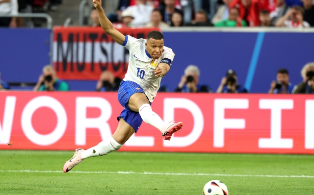 DUSSELDORF, GERMANY - JUNE 17: Kylian Mbappe of France shoots during the UEFA EURO 2024 group stage match between Austria and France at Düsseldorf Arena on June 17, 2024 in Dusseldorf, Germany. (Photo by Kevin C. Cox/Getty Images)