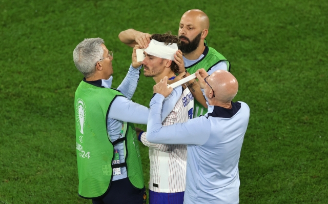 DUSSELDORF, GERMANY - JUNE 17: Antoine Griezmann of France receives medical treatment, as a bandage is applied to his head, during the UEFA EURO 2024 group stage match between Austria and France at Düsseldorf Arena on June 17, 2024 in Dusseldorf, Germany. (Photo by Lars Baron/Getty Images)