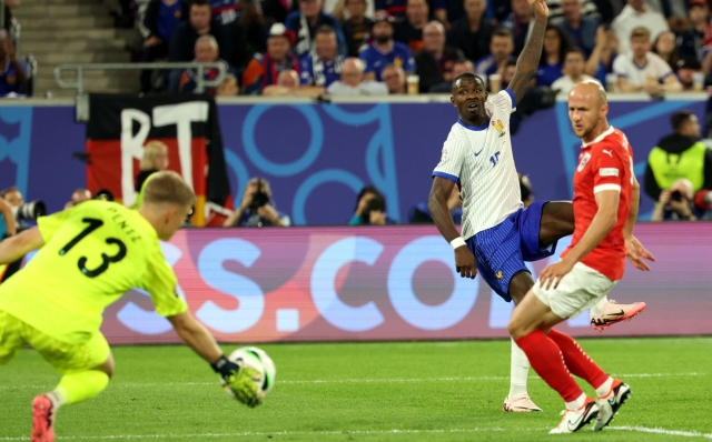 epa11418872 Marcus Thuram of France (C) attempts a shot on goal during the UEFA EURO 2024 group D soccer match between Austria and France, in Dusseldorf, Germany, 17 June 2024.  EPA/FRIEDEMANN VOGEL