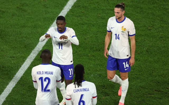 epa11418890 Ousmane Dembele (L, top) and Adrien Rabiot (R, top) of France leave the pitch for their teammates Randal Kolo Muani and Eduardo Camavinga (R, bottom) during the UEFA EURO 2024 group D soccer match between Austria and France, in Dusseldorf, Germany, 17 June 2024.  EPA/GEORGI LICOVSKI