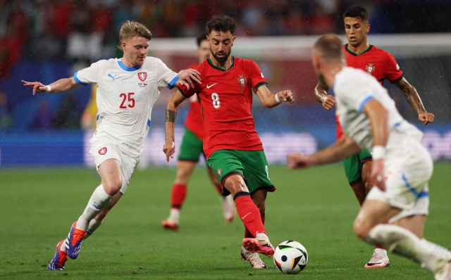 Czech Republic's midfielder #25 Pavel Sulc fights for the ball with Portugal's midfielder #08 Bruno Fernandes during the UEFA Euro 2024 Group F football match between Portugal and the Czech Republic at the Leipzig Stadium in Leipzig on June 18, 2024. (Photo by Adrian DENNIS / AFP)