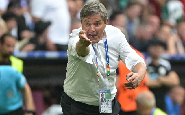 Serbia's head coach Dragan Stojkovic gestures during the UEFA Euro 2024 Group C football match between Slovenia and Serbia at the Munich Football Arena in Munich, southern Germany, on June 20, 2024. (Photo by DAMIEN MEYER / AFP)