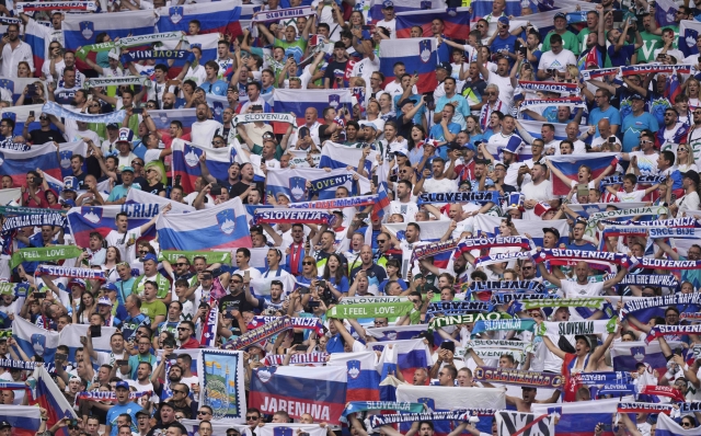 Slovenia's fans chant before the start of a Group C match between Slovenia and Serbia at the Euro 2024 soccer tournament in Munich, Germany, Thursday, June 20, 2024. (AP Photo/Matthias Schrader)    Associated Press / LaPresse Only italy and Spain