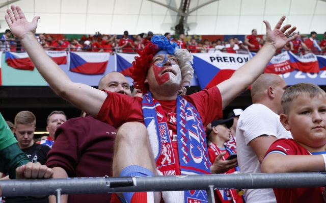 epa11430082 Supporters of Czech Republic cheer before the UEFA EURO 2024 group F soccer match between Georgia and Czech Republic, in Hamburg, Germany, 22 June 2024.  EPA/ROBERT GHEMENT