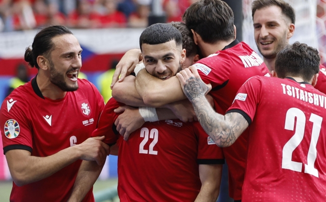 epa11430372 Georges Mikautadze (2-L) of Georgia celebrates with teammates after scoring the 1-0 goal during the UEFA EURO 2024 group F soccer match between Georgia and Czech Republic, in Hamburg, Germany, 22 June 2024.  EPA/ROBERT GHEMENT