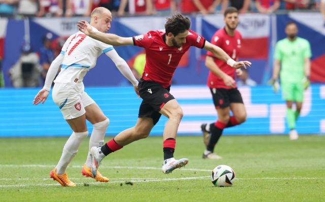 epa11430374 Vaclav Cerny of the Czech Republic (L) and Khvicha Kvaratskhelia of Georgia (R) in action during the UEFA EURO 2024 group F soccer match between Georgia and Czech Republic, in Hamburg, Germany, 22 June 2024.  EPA/ABEDIN TAHERKENAREH