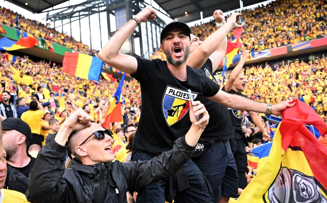 Romania fans cheer prior to the UEFA Euro 2024 Group E football match between Belgium and Romania at the Cologne Stadium in Cologne on June 22, 2024. (Photo by Kirill KUDRYAVTSEV / AFP)