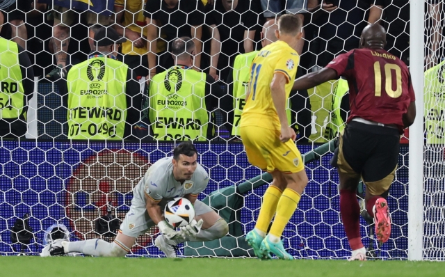 epa11431383 Goalkeeper Florin Nita of Romania (L) in action during the UEFA EURO 2024 Group E soccer match between Belgium and Romania, in Cologne, Germany, 22 June 2024.  EPA/MOHAMED MESSARA