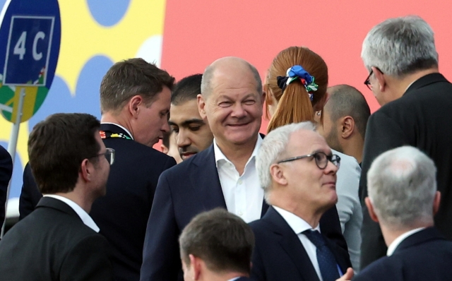 epa11432714 German chancellor Olaf Scholz arrives for the UEFA EURO 2024 group A soccer match between Switzerland and Germany, in Frankfurt am Main, Germany, 23 June 2024.  EPA/FRIEDEMANN VOGEL