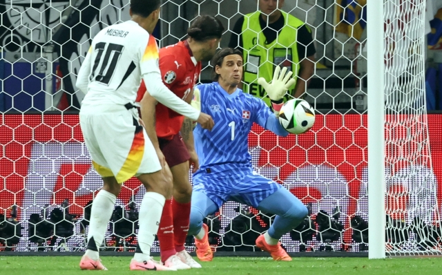 epa11433132 Goalkeeper Yann Sommer of Switzerland makes a save during the UEFA EURO 2024 group A soccer match between Switzerland and Germany, in Frankfurt am Main, Germany, 23 June 2024.  EPA/FRIEDEMANN VOGEL