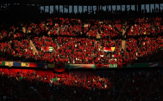 epa11434879 Albania supporters cheer ahead of the UEFA EURO 2024 group B soccer match between Albania and Spain, in Dusseldorf, Germany, 24 June 2024.  EPA/FRIEDEMANN VOGEL