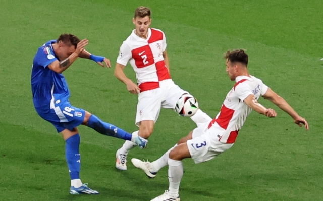 epa11435086 Mateo Retegui of Italy (L) in action against Josip Stanisic (C) and Marin Pongracic of Croatia during the UEFA EURO 2024 group B soccer match between Croatia and Italy, in Leipzig, Germany, 24 June 2024.  EPA/ABEDIN TAHERKENAREH