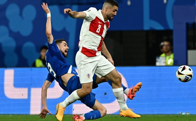 Italy's midfielder #08 Jorginho and Croatia's midfielder #08 Mateo Kovacic fight for the ball during the UEFA Euro 2024 Group B football match between Croatia and Italy at the Leipzig Stadium in Leipzig on June 24, 2024. (Photo by GABRIEL BOUYS / AFP)