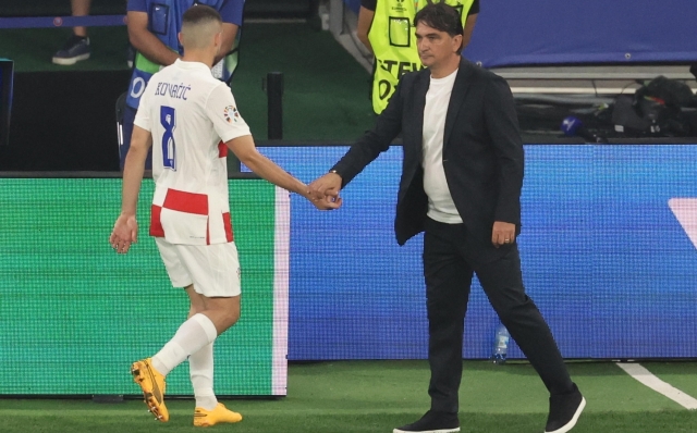 epa11435333 Mateo Kovacic of Croatia (L) shakes hands with his head coach Zlatko Dalic as he leaves the pitch during the UEFA EURO 2024 group B soccer match between Croatia and Italy, in Leipzig, Germany, 24 June 2024.  EPA/ABEDIN TAHERKENAREH
