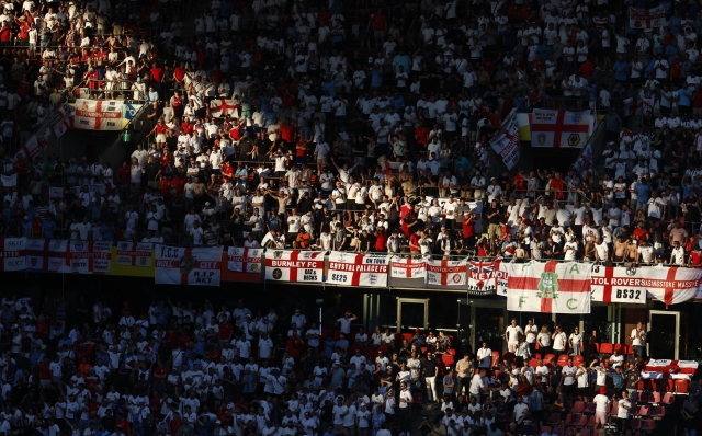 epa11437509 Supporters of England before the UEFA EURO 2024 group C soccer match between England and Slovenia, in Cologne, Germany, 25 June 2024.  EPA/MOHAMMED BADRA