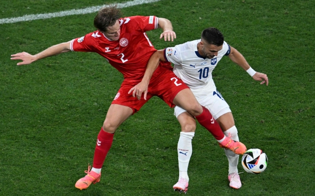 Denmark's defender #02 Joachim Andersen fights for the ball with Serbia's forward #10 Dusan Tadic during the UEFA Euro 2024 Group C football match between Denmark and Serbia at the Munich Football Arena in Munich on June 25, 2024. (Photo by Fabrice COFFRINI / AFP)