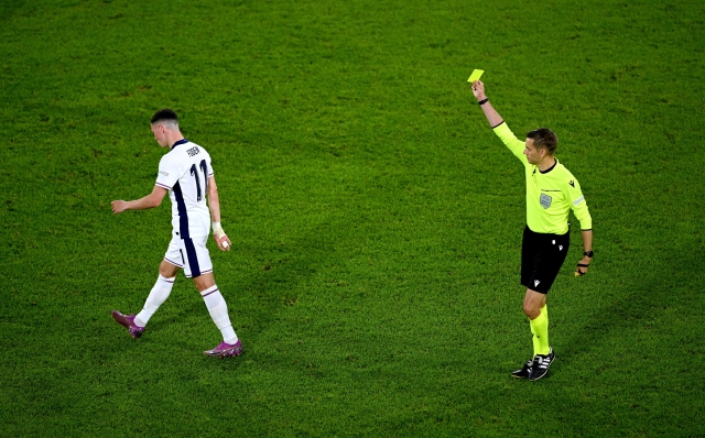 COLOGNE, GERMANY - JUNE 25: Referee Clement Turpin shows a yellow card to Phil Foden of England during the UEFA EURO 2024 group stage match between England and Slovenia at Cologne Stadium on June 25, 2024 in Cologne, Germany. (Photo by Matthias Hangst/Getty Images)