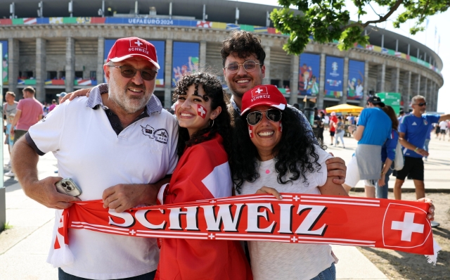 epa11444872 Fans of Switzerland pose in front of the stadium prior to the UEFA EURO 2024 Round of 16 soccer match between Switzerland and Italy, in Berlin, Germany, 29 June 2024.  EPA/MOHAMED MESSARA