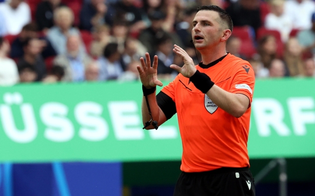 epa11427930 Referee Michael Oliver of England gestures during the UEFA EURO 2024 group E soccer match between Slovakia and Ukraine, in Dusseldorf, Germany, 21 June 2024.  EPA/GEORGI LICOVSKI