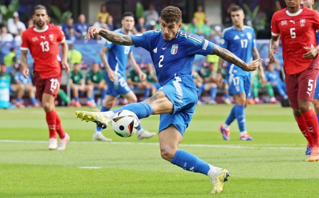 epa11445301 Giovanni di Lorenzo of Italy in action during the UEFA EURO 2024 Round of 16 soccer match between Switzerland and Italy, in Berlin, Germany, 29 June 2024.  EPA/ABEDIN TAHERKENAREH