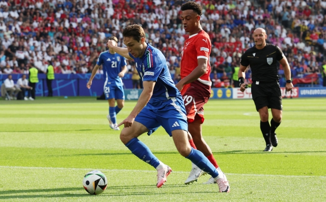 epa11445327 Federico Chiesa of Italy (L) in action during the UEFA EURO 2024 Round of 16 soccer match between Switzerland and Italy, in Berlin, Germany, 29 June 2024.  EPA/ABEDIN TAHERKENAREH