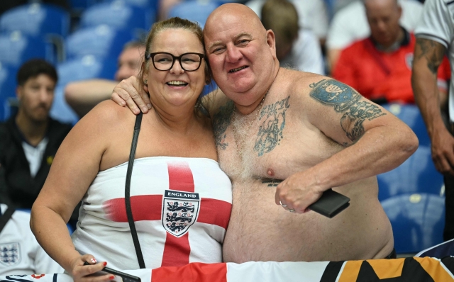 England supporters pose for a picture ahead of the UEFA Euro 2024 round of 16 football match between England and Slovakia at the Arena AufSchalke in Gelsenkirchen on June 30, 2024. (Photo by OZAN KOSE / AFP)