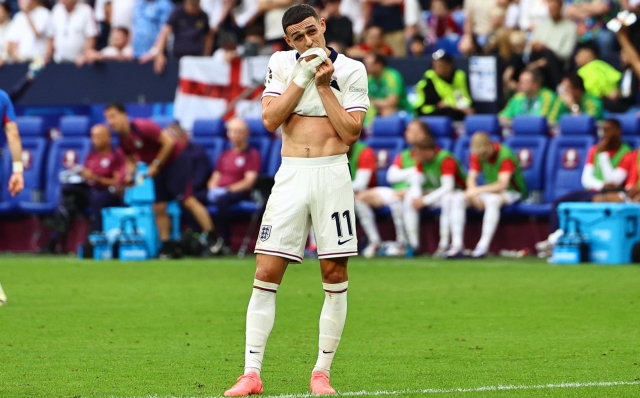 epa11448020 Phil Foden of England wipes his mouth during the UEFA EURO 2024 Round of 16 soccer match between England and Slovakia, in Gelsenkirchen, Germany, 30 June 2024.  EPA/FILIP SINGER