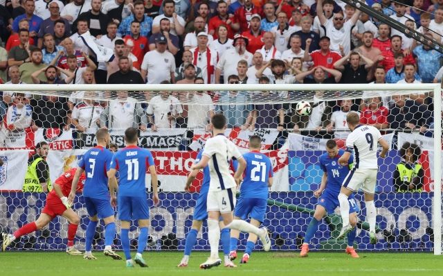 GELSENKIRCHEN, GERMANY - JUNE 30: Harry Kane of England scores his team's second goal during the UEFA EURO 2024 round of 16 match between England and Slovakia at Arena AufSchalke on June 30, 2024 in Gelsenkirchen, Germany. (Photo by Richard Pelham/Getty Images)