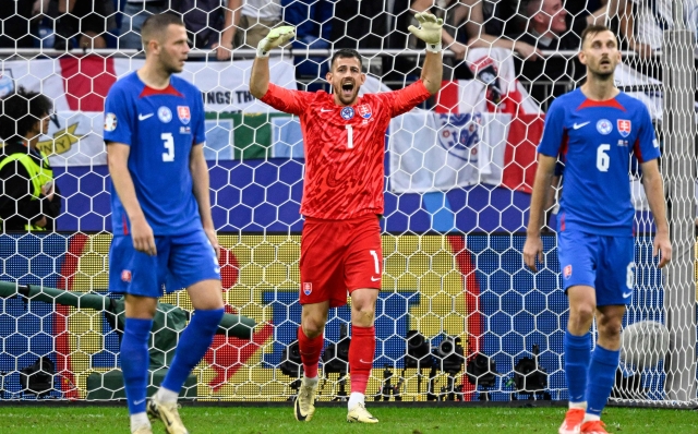 Slovakia's goalkeeper #01 Martin Dubravka reacts after conceding his second goal during the UEFA Euro 2024 round of 16 football match between England and Slovakia at the Arena AufSchalke in Gelsenkirchen on June 30, 2024. (Photo by INA FASSBENDER / AFP)
