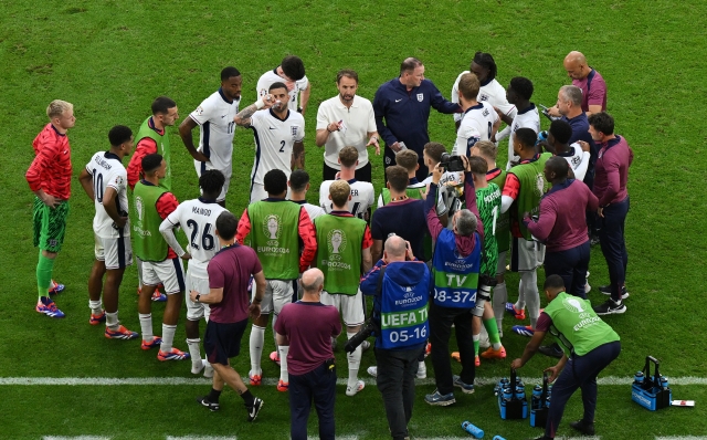 GELSENKIRCHEN, GERMANY - JUNE 30: Gareth Southgate, Head Coach of England, speaks to his players before extra-time during the UEFA EURO 2024 round of 16 match between England and Slovakia at Arena AufSchalke on June 30, 2024 in Gelsenkirchen, Germany. (Photo by Shaun Botterill/Getty Images)