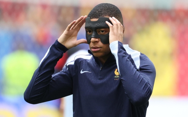 epa11450141 Kylian Mbappe of France wearing mask during warm-up prior the UEFA EURO 2024 Round of 16 soccer match between France and Belgium, in Dusseldorf, Germany, 01 July 2024.  EPA/FRIEDEMANN VOGEL