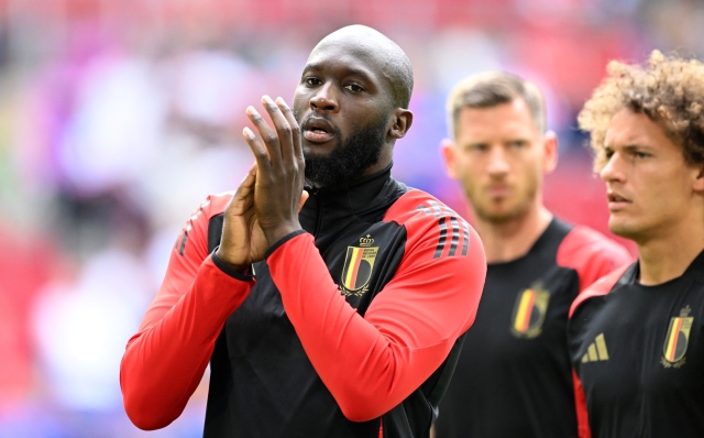 DUSSELDORF, GERMANY - JULY 01: Romelu Lukaku of Belgium applauds the fans as he warms up prior to the UEFA EURO 2024 round of 16 match between France and Belgium at Düsseldorf Arena on July 01, 2024 in Dusseldorf, Germany. (Photo by Clive Mason/Getty Images)