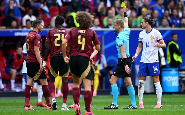 DUSSELDORF, GERMANY - JULY 01: Referee Glenn Nyberg shows a yellow card to Adrien Rabiot of France during the UEFA EURO 2024 round of 16 match between France and Belgium at Düsseldorf Arena on July 01, 2024 in Dusseldorf, Germany. (Photo by Clive Mason/Getty Images)
