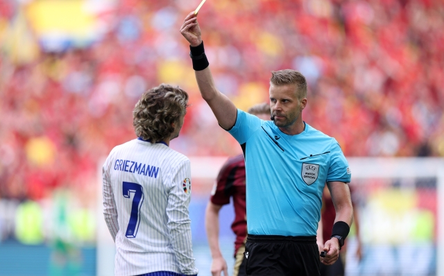 DUSSELDORF, GERMANY - JULY 01: Referee Glenn Nyberg shows a yellow card to Antoine Griezmann of France during the UEFA EURO 2024 round of 16 match between France and Belgium at Düsseldorf Arena on July 01, 2024 in Dusseldorf, Germany. (Photo by Dean Mouhtaropoulos/Getty Images)