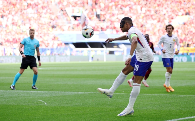 DUSSELDORF, GERMANY - JULY 01: Kylian Mbappe of France controls the ball, whilst wearing a Black Protective Face Mask,  during the UEFA EURO 2024 round of 16 match between France and Belgium at Düsseldorf Arena on July 01, 2024 in Dusseldorf, Germany. (Photo by Dean Mouhtaropoulos/Getty Images)