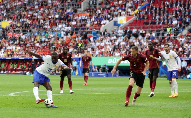 DUSSELDORF, GERMANY - JULY 01: Randal Kolo Muani of France scores his team's first goal during the UEFA EURO 2024 round of 16 match between France and Belgium at Düsseldorf Arena on July 01, 2024 in Dusseldorf, Germany. (Photo by Carl Recine/Getty Images)