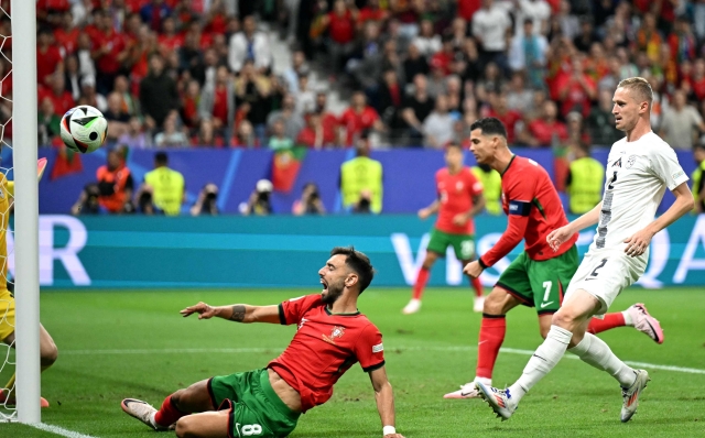 TOPSHOT - Portugal's midfielder #08 Bruno Fernandes (C) reacts during the UEFA Euro 2024 round of 16 football match between Portugal and Slovenia at the Frankfurt Arena in Frankfurt am Main on July 1, 2024. (Photo by PATRICIA DE MELO MOREIRA / AFP)
