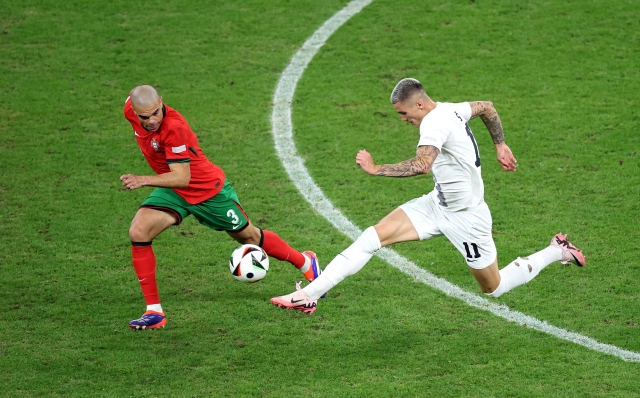 FRANKFURT AM MAIN, GERMANY - JULY 01: Benjamin Sesko of Slovenia controls the ball whilst under pressure from Pepe of Portugal during the UEFA EURO 2024 round of 16 match between Portugal and Slovenia at Frankfurt Arena on July 01, 2024 in Frankfurt am Main, Germany. (Photo by Alex Grimm/Getty Images)